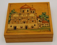 Auktion 364 / Los 14526 <br>Holzkasten mit beschnitzten Deckel, orthodoxe Kirche, innen 3 Tiere, 3,5 cm, 13x13 cm