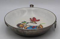 Auktion 364<br>Kinder Warmhalteschale mit Mecki, H-5 cm, D-18,5 cm,  anbei Zwiebelmuster Warmhalteschale, beschädigt, Ablass fehlt