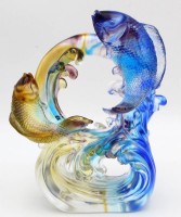 Auktion 364 / Los 10011 <br>Ruyi Glasobjekt , springende Karpfen, bunt, H-20 cm, V-14 cm