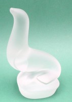 Auktion 364 / Los 10012 <br>Milchglas-Objekt "Seehund", H-20 cm