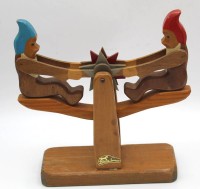 Auktion 364 / Los 12029 <br>Holz-Wippe mit 2 Wichteln "Decor Spielzeug" 50/60-er Jahre, H-21 cm, B-21 cm
