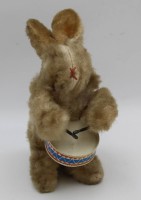 Auktion 364 / Los 12034 <br>Trommelhase, Schlüsselwerk läuft, bespielte Erhaltung, H-18 cm