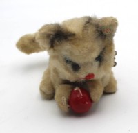 Auktion 364 / Los 12035 <br>Laufkatze mit Ball, Schlüsselwerk läuft, bespielt, H-10 cm, L-15 cm
