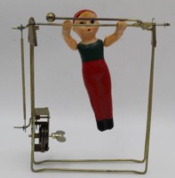 Auktion 364 / Los 12036 <br>Turner an Reck, Schlüsselwerk läuft, 17x15 cm