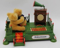 Auktion 364 / Los 12044 <br>gr. Spieluhr "Walzertraum" mit 2 sich drehenden Herrmann-Teddies, Metall,  H-14 cm, 22x14 cm,