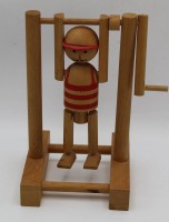 Auktion 364 / Los 12045 <br>Holzreck mit Turner,  mit Kurbel, H-19 cm, B_11 cm