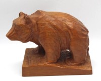 Auktion 364 / Los 14535 <br>gr. Holzbär auf Sockel, H-16 cm, L-22 cm, Russland