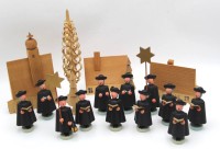 Auktion 364 / Los 14537 <br>Erzgebirge-gr. Kurrende Sänger  mit Häusern, Bäumen, zusammen 18 Teile, H-max 19 cm, Sänger 8 cm