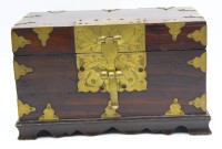Auktion 364 / Los 15511 <br>chines. Schmuckkasten, Holz mit Messingbeschlägen, H-13 cm, 12x21 cm,