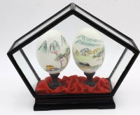 Auktion 364<br>2 bemalte Hühnereier in Glasvitrine, H-13 cm, L-16 cm