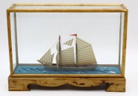 Auktion 364<br>Modell Segelschiff in Tischvitrine, H-14 cm, 20x5 cm