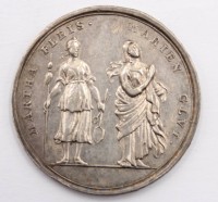 Auktion 364<br>Hochzeitsmedaille, Leipzig um 1700, Silbermedaille o.J. (P. H. Müller) Rahel mit Schäferstab und Ruth mit Ährenbüschel, SCHÖN WIE RAHEL. - KLUG WIE RUTH / Martha mit Spinnrocken und Kochgeschirr und betende Maria, MARTHA FLEIS. - MARIEN GLVT. Erhabene Randschrift: * FRAVEN= ZIMMER HEVRATGVTT. 37 mm, 14,85 g