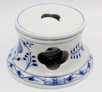 Auktion 364<br>gr.  Zwiebelmuster Stövchen mit Brennereinsatz  Meissen" 1.Wahl, H-10 cm, D-unten 16 cm