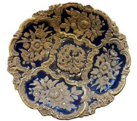 Auktion 364<br>Meissen Prunkschale, kobaltblaue Wandung mit goldbronziertem Reliefdekor, D-. 31,8 cm, H-6,5 cm, unterglasurblaue Schwertermarke, sehr gute Erhaltung