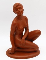 Auktion 364 / Los 9018 <br>kniender Akt, braune Keramik "Mitterteich", H-22 cm