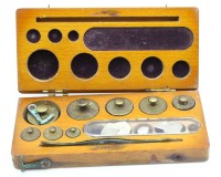 Auktion 364<br>Gewichtsatz in Holzkasten für eine Goldwaage, 13x6,5 cm, Altersspuren