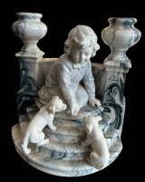 Auktion 364 / Los 8035 <br>Figurengruppe, Junge mit Hundewelpen, auf Treppe mit beidseitig Kerzenhalter?1x Rand mit Chip, 15x15 cm