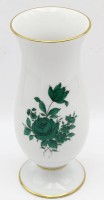 Auktion 364 / Los 8037 <br>hohe Vase auf Stand "Augarten-Wien", grüne Rose, H-23 cm