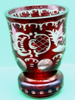 Auktion 364<br>Rubinglas-Fussbecher mit Barockschliff, Böhmen, H-12 cm, D-9 cm