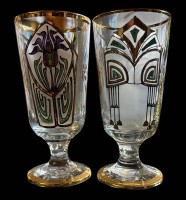 Auktion 364 / Los 10018 <br>2 Art Deco Pokalgläser auf Stand, handbemalt und signiert, H- je 15,5 cm, beide gut erhalten