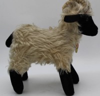 Auktion 364<br>STEIFF Bock "Snucki", H-20cm, L-20cm, nur org. Fahne