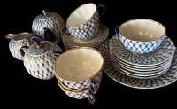 Auktion 364<br>Teeservice "Lomonossov" Russland, Netzdekor mit Gold, 22 Teile, kl. Teekern, 6x komplette Gedecke mit Gebäcktellern, 1 Kuchenschale
