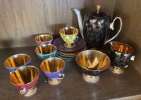 Auktion 364 / Los 8042 <br>Mocca-Service mit Golddekor, wohl Polen, bei Sahnek&auml;nnchen Henkel ab