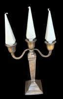Auktion 364<br>hoher, schwerer Metall-Leuchter, 3 flammig