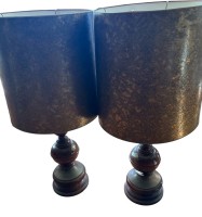 Auktion 364 / Los 16057 <br>2x grosse Tischlampen mit Holzstand, H-ca. 60 cm