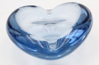 Auktion 364<br>kl. hellblauer Ascher "Holmegaard" Ritzsignatur