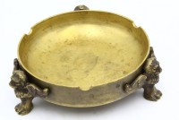 Auktion 364 / Los 15053 <br>Bronze Ascher, F&uuml;sse mit gefl&uuml;gelten L&ouml;wen, H-4 cm, D-11 cm