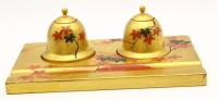 Auktion 364 / Los 15525 <br>Lack Schreibtischablage mit 2 Tintenfässern, Lackarbeit, wohl Japan, 14x21 cm
