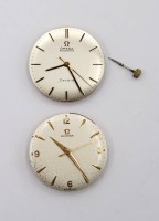 Auktion 364<br>2x Uhrwerke, OMEGA, Automatic und Handaufzug, Werke stehen, 1x Krone fehlt, ca. D-3cm