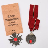 Auktion 364<br>Winterschlachtmedaille, Herst. "93" und Kriegsverdienstkreuz 2. Kl. Herst. "127" mit Tüte