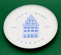 Auktion 364<br>Ansichtenteller "Meissen" Aquatinta, Alte Waage in Leipzig,  von den Handelskammern der DDR, 2.Wahl, D-17 cm