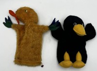 Auktion 364<br>Stoff-Handpuppen, 1x Ente &amp; 1x Rabe, H: 27cm &amp; 22cm