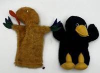 Auktion 372<br>Stoff-Handpuppen, 1x Ente &amp; 1x Rabe, H: 27cm &amp; 22cm