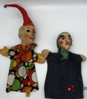 Auktion 367 / Los 12046 <br>Handpuppen m. Filzkopf, 1x Kasper (Steiff, K+F) &amp; 1x Gro&szlig;mutter, H: 41cm &amp; 29cm