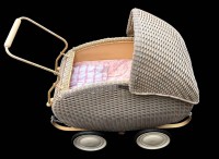 Auktion 364 / Los 12077 <br>Vintage Korb Puppenwagen mit Metallräder, 50-er Jahre, H-60 cm, L-70 cm