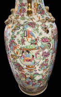 Auktion 364<br>Große chinesische Rosenmedaillon-Vase aus dem 19. Jhd.China, H-62 cm, D-ca. 28 cm,  Hals geklebt, aufwendiges  Figurendekor