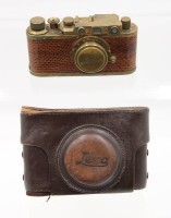 Auktion 364<br>Leica-Nachbau, Hoheitszeichen und Luftwaffe bezeichnet, in Bereitschaftstasche, Funktion nicht geprüft, Alters-u. Gebrauchsspuren