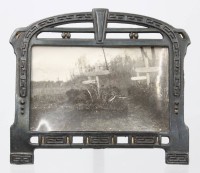 Auktion 364<br>Jugendstil-Bilderrahmen aus Eisen mit Foto von Soldatengräbern, 1.WK