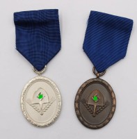 Auktion 366<br>2x Treueabzeichen, Bronze und Silber im Reichsarbeitsdienst am Band