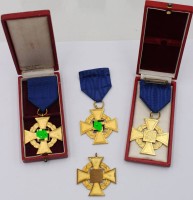 Auktion 364<br>4x Treudienstabzeichen in Gold, 2x orig. Kasten, 1x entnazifiziert