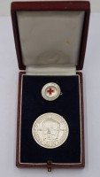 Auktion 366<br>Deutsches Rotes Kreuz Abzeichen und Medaille für besondere Verdienste-Rotes Kreuz Niedersachsen, im original Etui 6x9cm., Medaille und Rotkreuz Anstecker aus Silber "835" in orig. Kasten