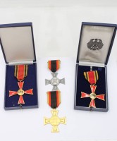 Auktion 364<br>2x Bundes-Verdienstorden in orig. Etui und 2 x  Ehrenkreuz der Bundeswehr, 1x davon  in Gold