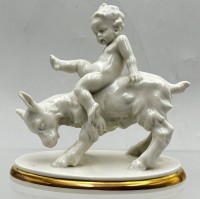 Auktion 364<br>Knabe auf Zicklein "Metzler&amp;Ortloff" weiss mit Goldrand, H-14 cm, guter Zustand