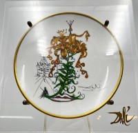 Auktion 364<br>Teller, Salvador Dali ‚Las Flores Dalinianas‘, 1980er Jahre, Acryl-Platten, Berlin Design, D-19 cm, Acryl 24x24 cm