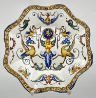Auktion 364<br>Gien Fayence Renaissance Dekor "Groteske" achteckige Schale, Rand mit Abplatzern, D-ca. 21 cm