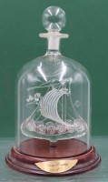 Auktion 364<br>Kunstglasmodell eines Wikinger Drachenbootes unter Sturz, ca. H-20cm